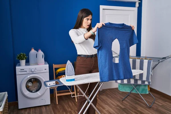 Çamaşır Odasında Ütü Yapan Genç Esmer Kadın Şok Olmuş Bir — Stok fotoğraf