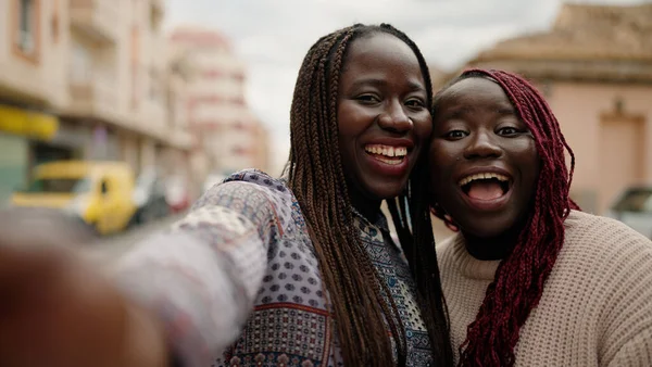 Два Африканских Американских Друга Улыбаются Уверенно Имея Видеозвонок Улице — стоковое фото