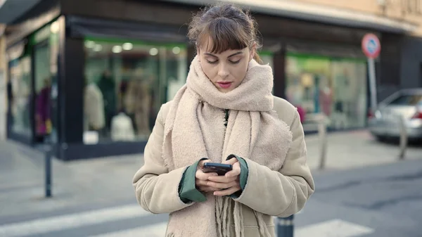 ストリートでスマートフォンを使う若い白人女性 — ストック写真