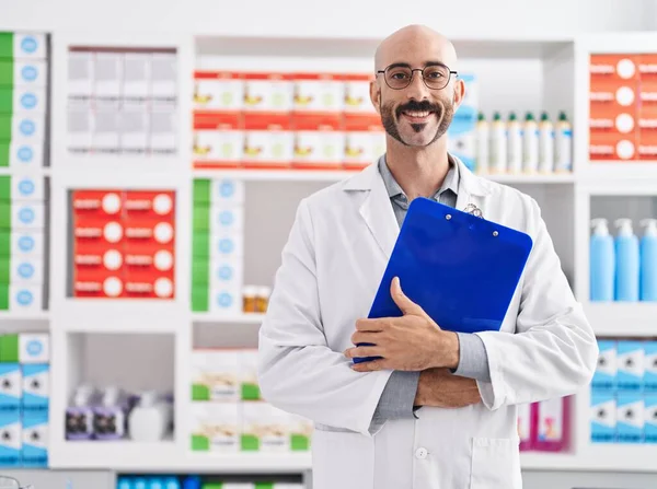 Mladý Hispánec Lékárník Usmívá Sebevědomě Drží Podložku Lékárně — Stock fotografie