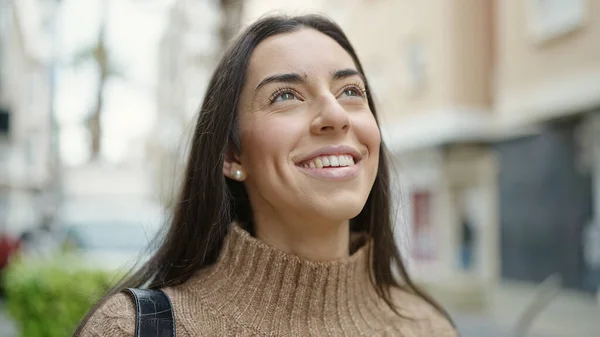 Молода Красива Іспаномовна Жінка Посміхається Впевнено Дивиться Небо Вулиці — стокове фото