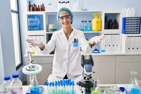 Mujer Morena Trabajando Laboratorio Científico Sonriendo Alegre Ofreciendo Manos Dando — Foto de Stock