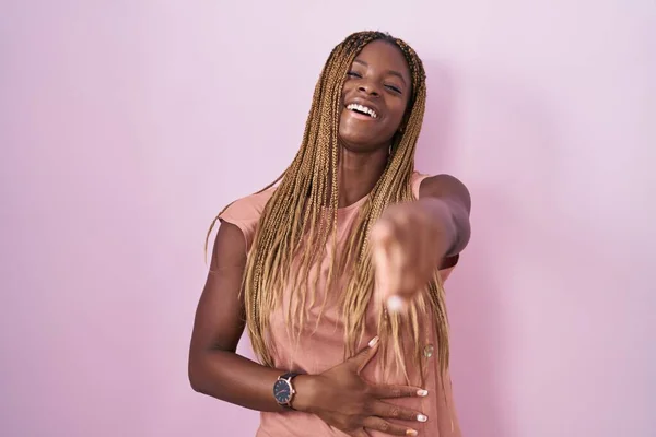 Африканская Американка Плетеными Волосами Стоящая Розовом Фоне Смеющаяся Над Тобой — стоковое фото