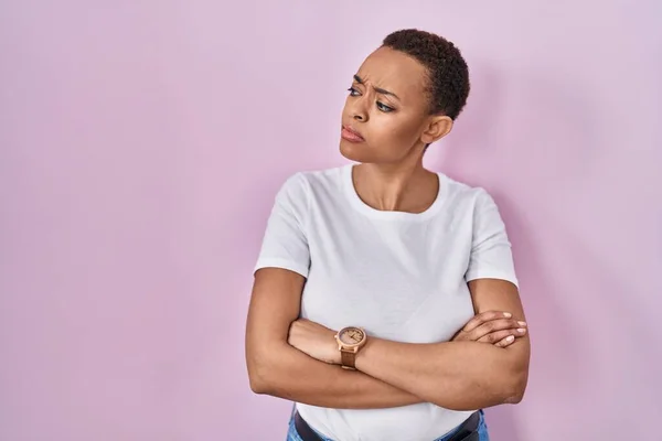 Mooie Afrikaanse Amerikaanse Vrouw Staan Roze Achtergrond Kijken Naar Zijkant — Stockfoto