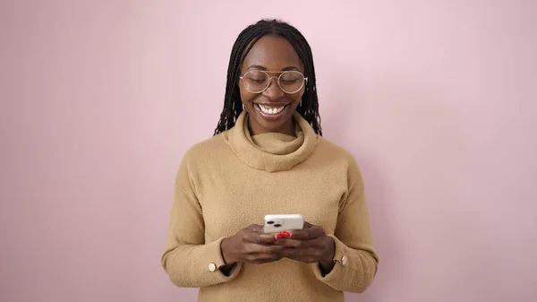 Αφρικανική Γυναίκα Χαμογελώντας Χρησιμοποιώντας Smartphone Πάνω Από Απομονωμένο Ροζ Φόντο — Φωτογραφία Αρχείου