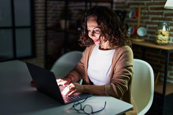 Middelbare Leeftijd Spaanse Vrouw Met Behulp Van Laptop Nachts Thuis — Stockfoto