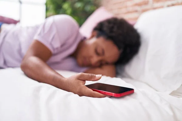 Африканська Американка Яка Тримає Смартфон Лежачи Ліжку Спить Спальні — стокове фото