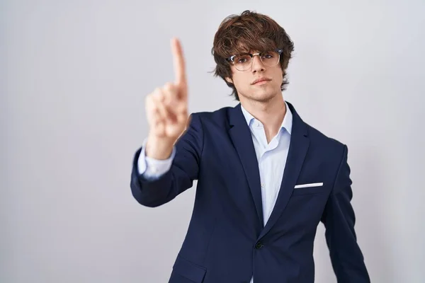 Hispânico Homem Jovem Negócios Usando Óculos Apontando Com Dedo Para — Fotografia de Stock