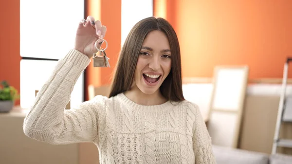 Jovem Bela Mulher Hispânica Sorrindo Confiante Segurando Chave Nova Casa — Fotografia de Stock