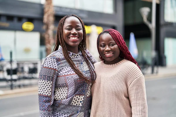 Afrikaans Amerikaanse Vrouwen Vrienden Glimlachen Zelfverzekerd Staan Samen Straat — Stockfoto