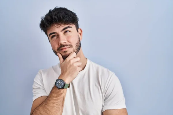 Hispanic Man Beard Standing White Background Looking Confident Camera Smiling — Foto de Stock