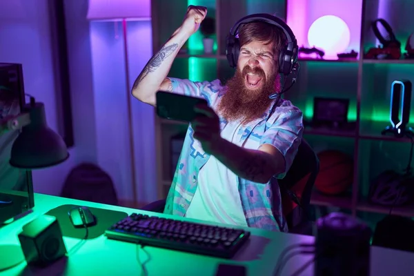 Young Redhead Man Streamer Playing Video Game Using Smartphone Gaming —  Fotos de Stock