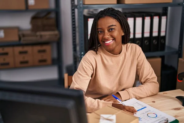 Αφροαμερικανίδα Υπάλληλος Ηλεκτρονικού Εμπορίου Που Γράφει Στο Πρόχειρο Στο Γραφείο — Φωτογραφία Αρχείου