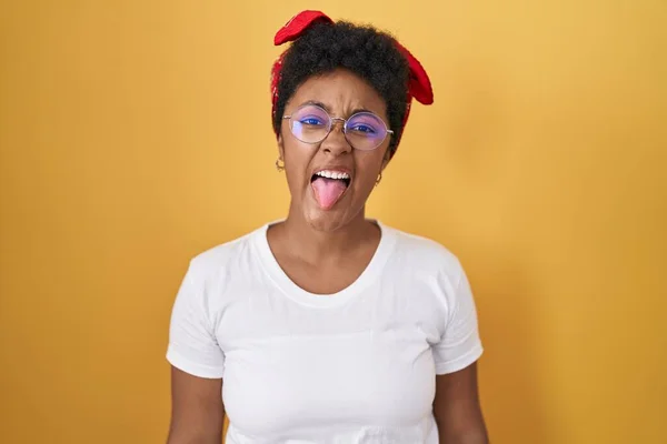 Mladá Africká Američanka Stojící Nad Žlutým Pozadím Vystrkující Jazyk Spokojená — Stock fotografie