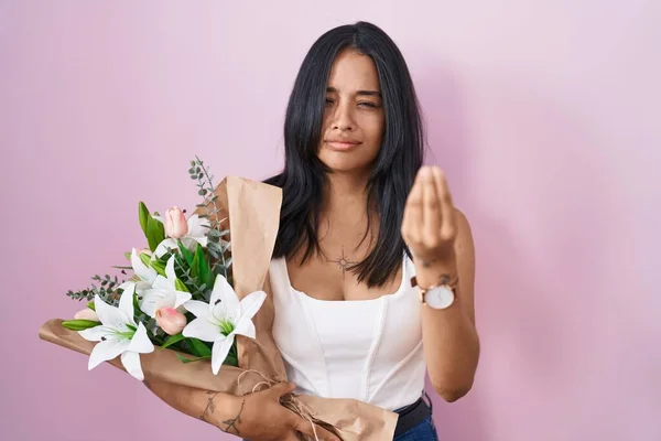 Bruneta Žena Drží Kytice Bílých Květin Dělá Italský Gesto Rukou — Stock fotografie