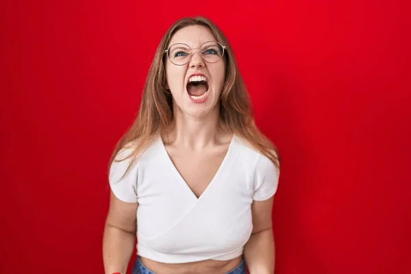 Młoda Biała Kobieta Stojąca Nad Czerwonym Tle Wściekła Wściekła Krzycząc — Zdjęcie stockowe