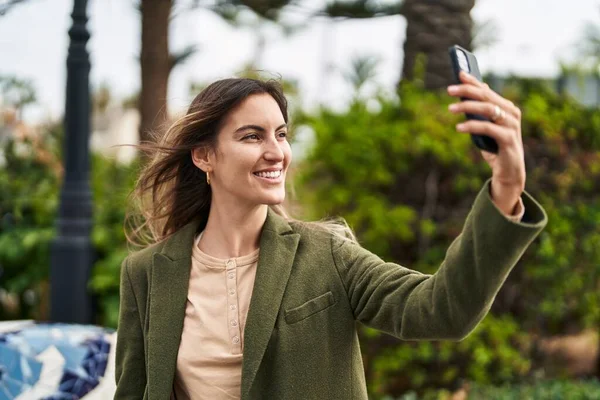 Young Woman Smiling Confident Making Selfie Smartphone Park — Stok fotoğraf