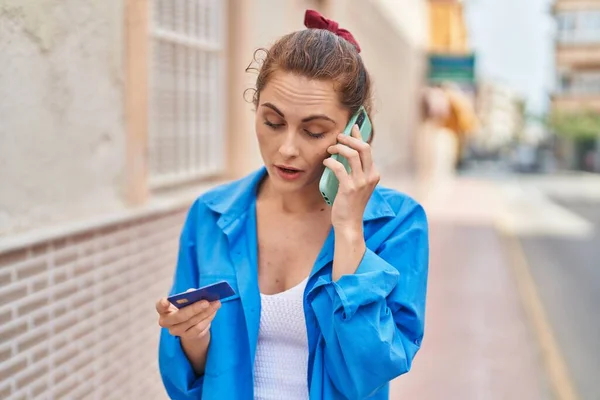 Junge Frau Spricht Auf Smartphone Mit Kreditkarte Auf Der Straße — Stockfoto