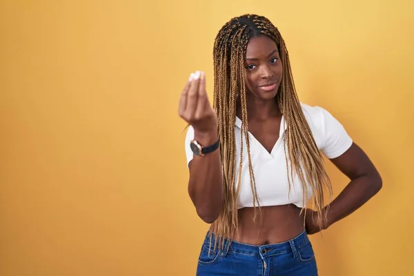 Afričanky Americká Žena Spletené Vlasy Stojící Nad Žlutým Pozadím Dělá — Stock fotografie