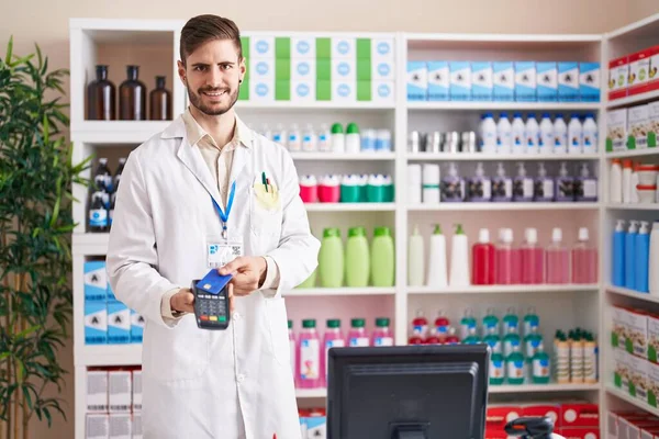 Jovem Homem Caucasiano Farmacêutico Sorrindo Confiante Usando Cartão Crédito Telefone — Fotografia de Stock