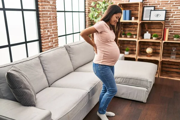 Jonge Latijnse Vrouw Zwanger Lijden Voor Rug Buik Pijn Thuis — Stockfoto