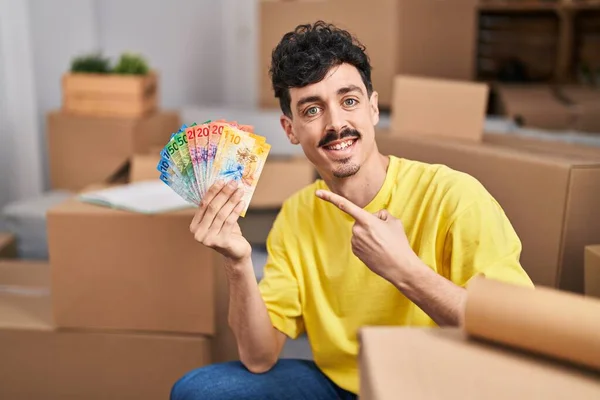 Spaanse Man Een Nieuw Huis Met Zwitserse Franken Bankbiljetten Glimlachend — Stockfoto