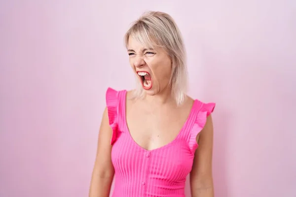 Young Caucasian Woman Standing Pink Background Angry Mad Screaming Frustrated — Stock Photo, Image
