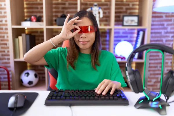 Mujer China Mediana Edad Con Gafas Realidad Virtual Haciendo Buen —  Fotos de Stock