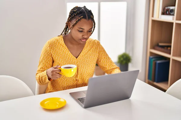 Αφροαμερικανή Γυναίκα Που Χρησιμοποιεί Φορητό Υπολογιστή Πίνοντας Καφέ Στο Σπίτι — Φωτογραφία Αρχείου