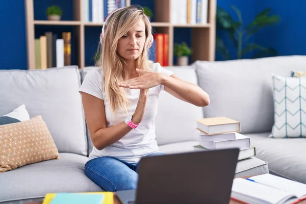 Junge Blonde Frau Studiert Mit Computer Laptop Hause Tun Auszeit — Stockfoto