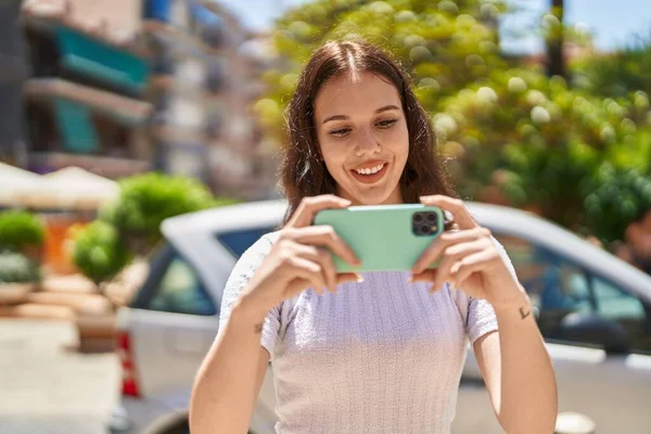 Jovem Mulher Sorrindo Confiante Assistindo Vídeo Smartphone Parque — Fotografia de Stock