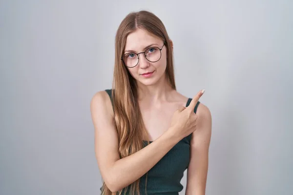 Mujer Joven Caucásica Pie Sobre Fondo Blanco Señalando Con Dedo — Foto de Stock