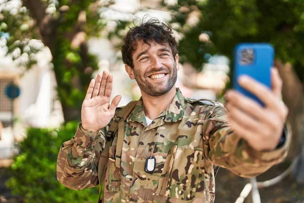Латиноамериканец Камуфляжной Армейской Униформе Делает Видеозвонок Выглядит Позитивно Счастливо Стоя — стоковое фото