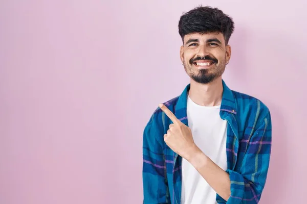 Jovem Hispânico Com Barba Sobre Fundo Rosa Alegre Com Sorriso — Fotografia de Stock
