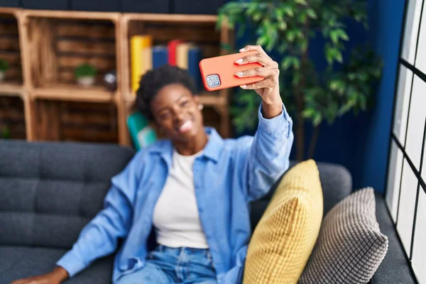 Afričanky Americká Žena Dělat Selfie Smartphonu Sedí Pohovce Doma — Stock fotografie