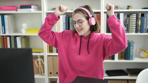 Jong Blond Vrouw Student Glimlachen Zelfverzekerd Luisteren Naar Muziek Dansen — Stockfoto