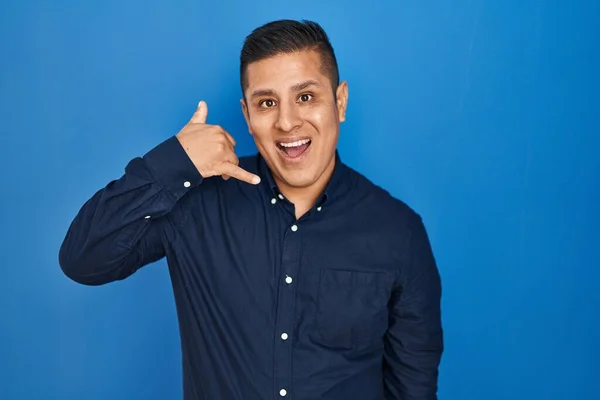 Hispanic Young Man Standing Blue Background Smiling Doing Phone Gesture — Stock Photo, Image