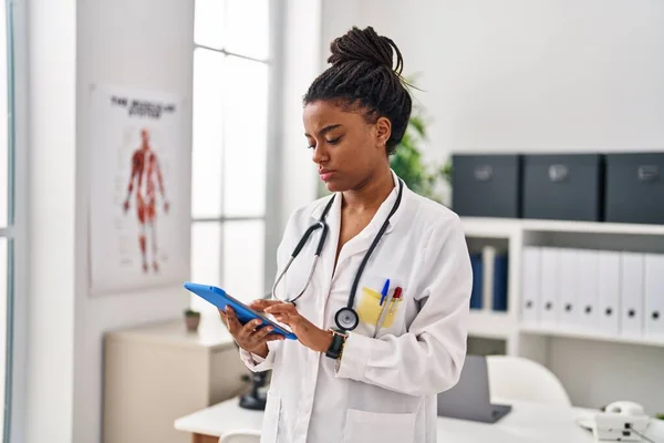 Afro Amerikaanse Vrouw Draagt Dokter Uniform Met Behulp Van Touchpad — Stockfoto