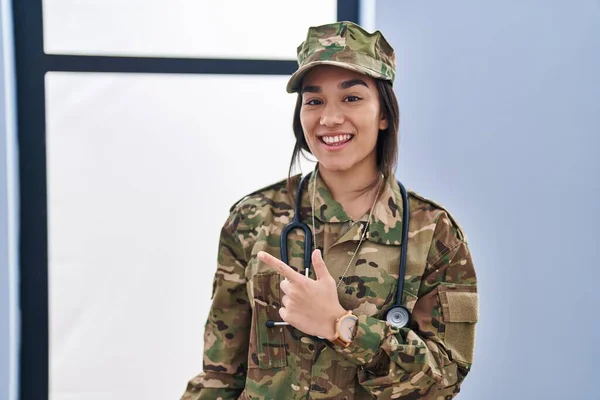 Młoda Południowoazjatycka Kobieta Mundurze Wojskowym Stetoskopie Uśmiechnięta Radosna Wskazująca Ręką — Zdjęcie stockowe