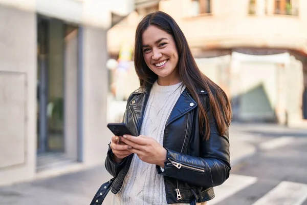 Молода Жінка Посміхається Впевнено Використовуючи Смартфон Вулиці — стокове фото