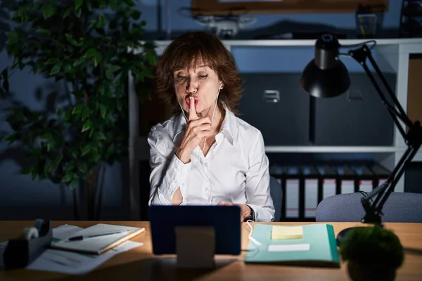 Geceleri Ofiste Çalışan Orta Yaşlı Bir Kadın Parmakları Dudaklarında Sessiz — Stok fotoğraf