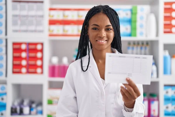 Afroamerikansk Kvinna Farmaceut Ler Säker Hålla Recept Apotek — Stockfoto