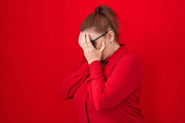 Mujer Hispana Joven Con Pelo Rojo Pie Sobre Fondo Rojo —  Fotos de Stock