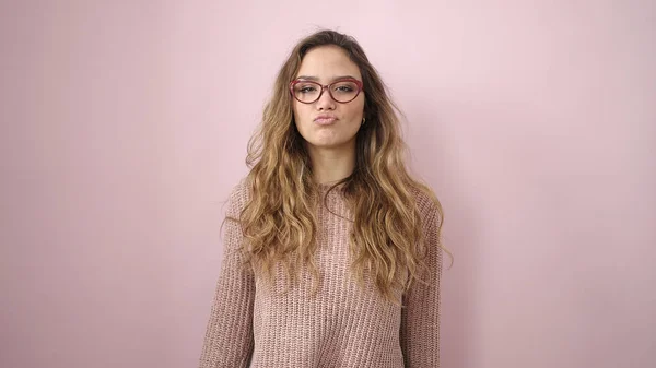 Fiatal Gyönyörű Spanyol Mosolygós Magabiztos Csók Felett Elszigetelt Rózsaszín Háttér — Stock Fotó