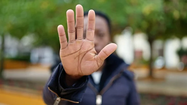 Afrikalı Amerikalı Kadın Parkta Hareketlerini Durduruyor — Stok fotoğraf