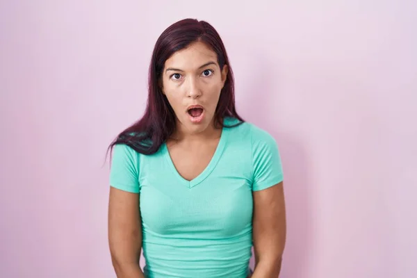 Young Hispanic Woman Standing Pink Background Afraid Shocked Surprise Amazed — Zdjęcie stockowe