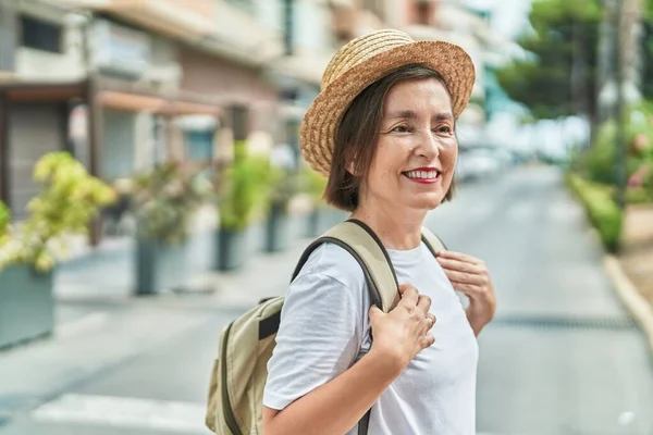 Μέση Ηλικία Γυναίκα Τουρίστας Χαμογελά Αυτοπεποίθηση Φορώντας Σακίδιο Στο Δρόμο — Φωτογραφία Αρχείου