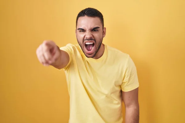Junger Hispanischer Mann Der Über Gelbem Hintergrund Steht Und Unzufrieden — Stockfoto