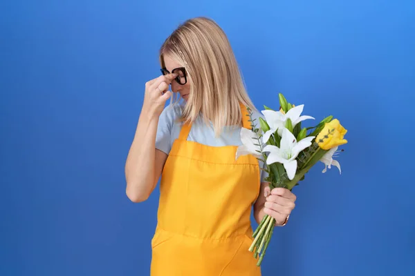 Young Caucasian Woman Wearing Florist Apron Holding Flowers Tired Rubbing — Stock Photo, Image