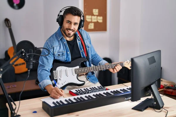 Młody Hiszpan Uśmiecha Się Pewnie Trzymając Gitarę Elektryczną Studio Muzycznym — Zdjęcie stockowe